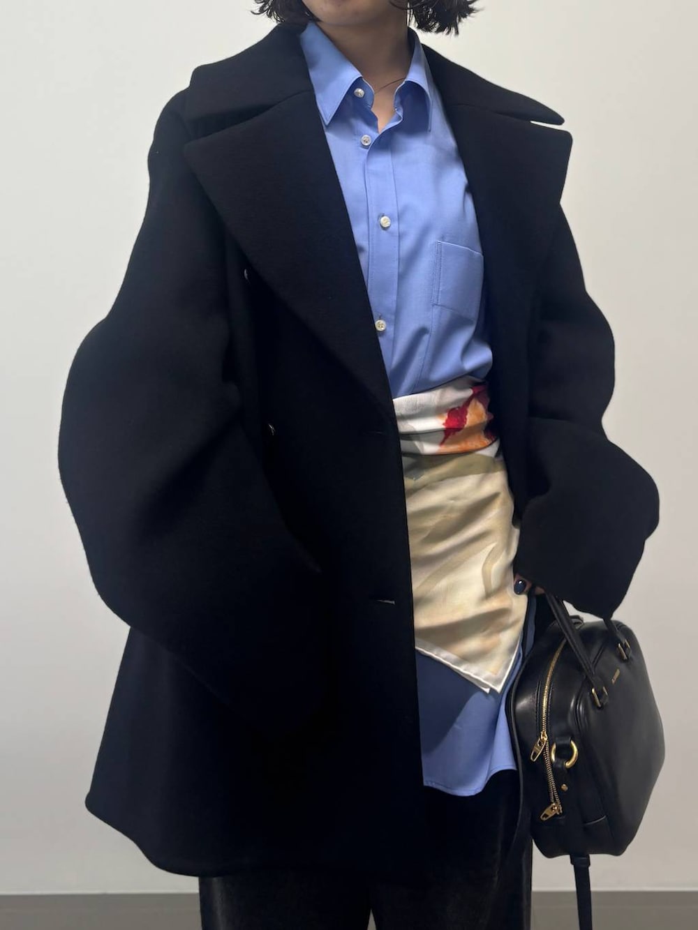 グレー系のその他パンツ、ブラック系のピーコート、グレー系のストール/ショールを着用したレディースの秋コーディネートの4枚目の写真