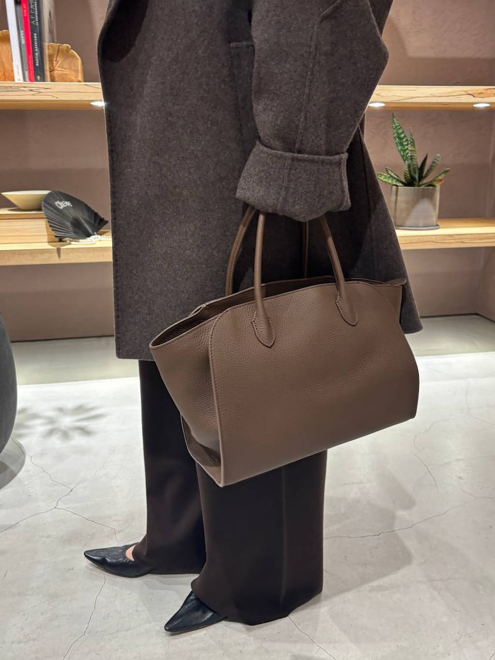 ブラウン系のニット/セーター、ブラウン系のその他アウター、ブラウン系のその他パンツを着用したレディースの秋コーディネートの5枚目の写真