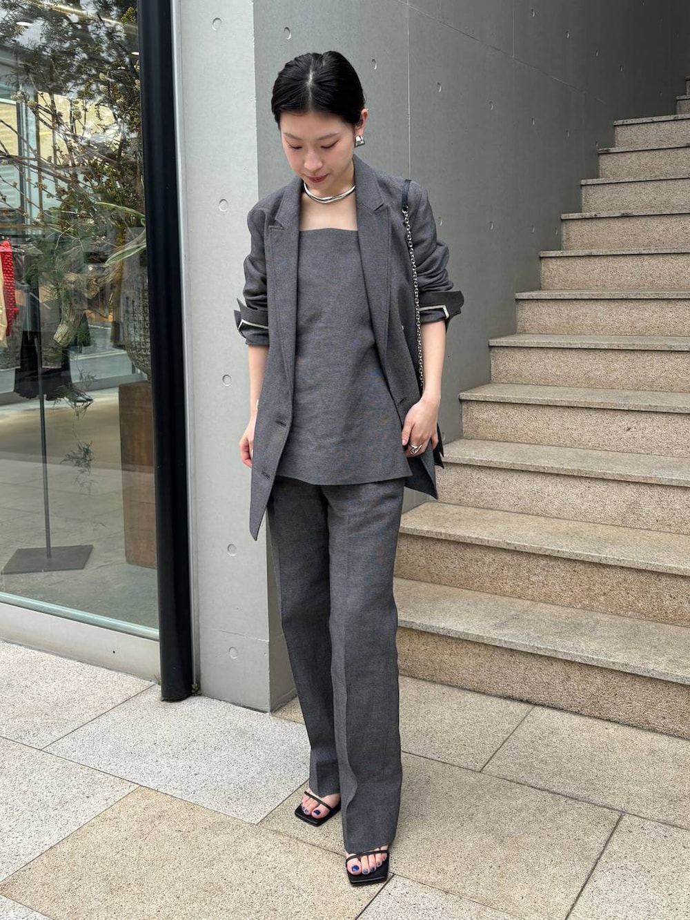 ブラック系のテーラードジャケット、ブラック系のその他パンツ、ブラック系のベストを着用したレディースの春コーディネートの2枚目の写真