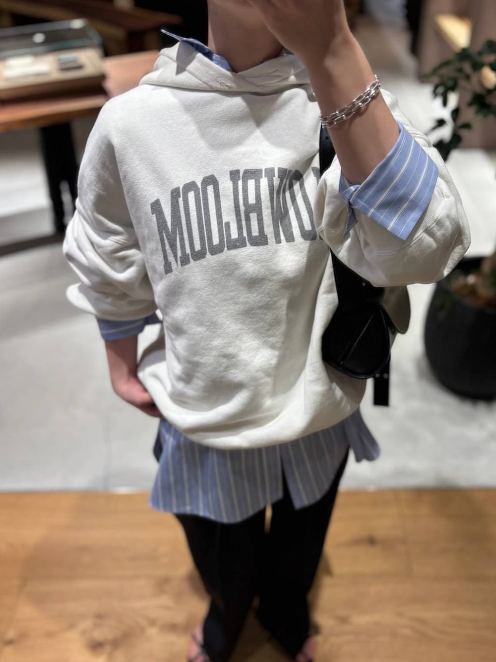 その他のシャツ/ブラウス、ホワイト系のスウェットを着用したレディースの冬コーディネートの6枚目の写真