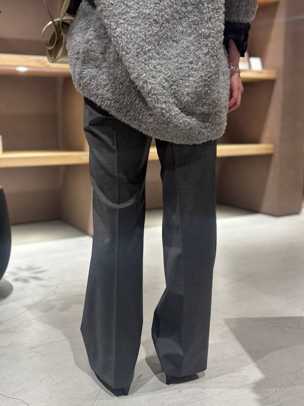 グレー系のカーディガン/ボレロ、ブラック系のTシャツ/カットソー、グレー系のスラックスを着用したレディースの秋コーディネートの9枚目の写真