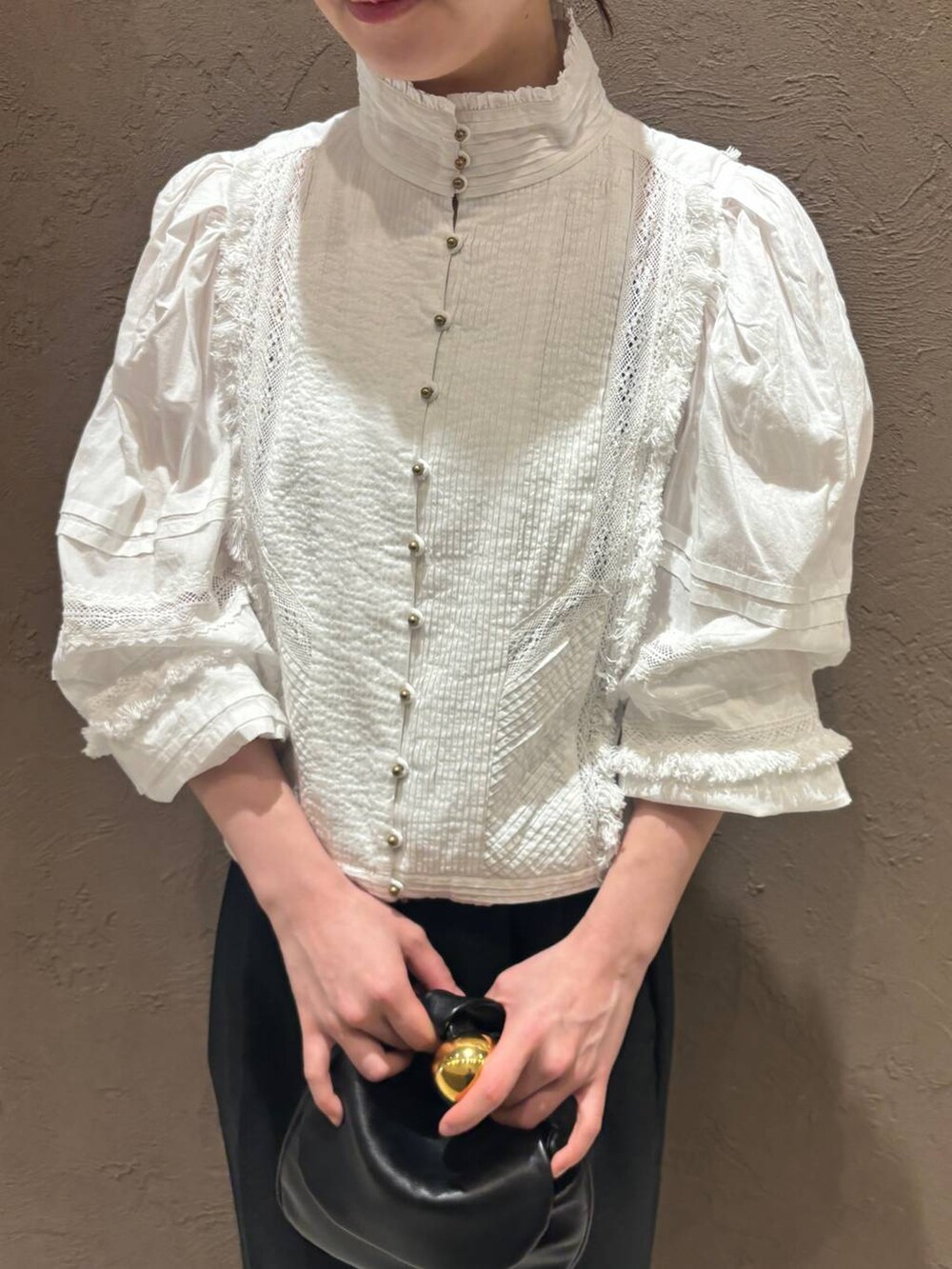 グレー系のスラックス、ホワイト系のシャツ/ブラウスを着用したレディースの春コーディネートの5枚目の写真