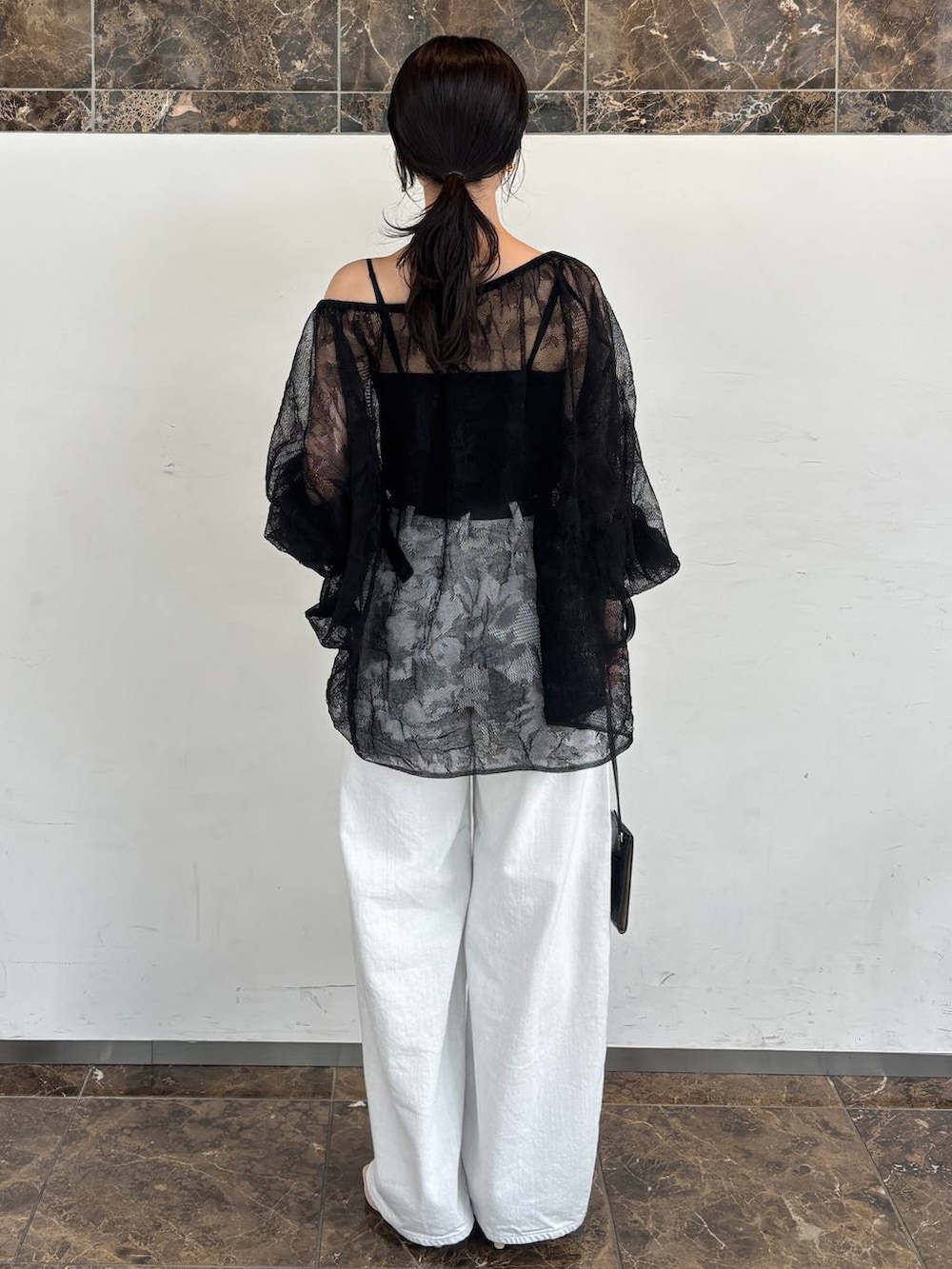 ホワイト系のデニムパンツ、ブラック系のTシャツ/カットソーを着用したレディースの夏コーディネートの4枚目の写真
