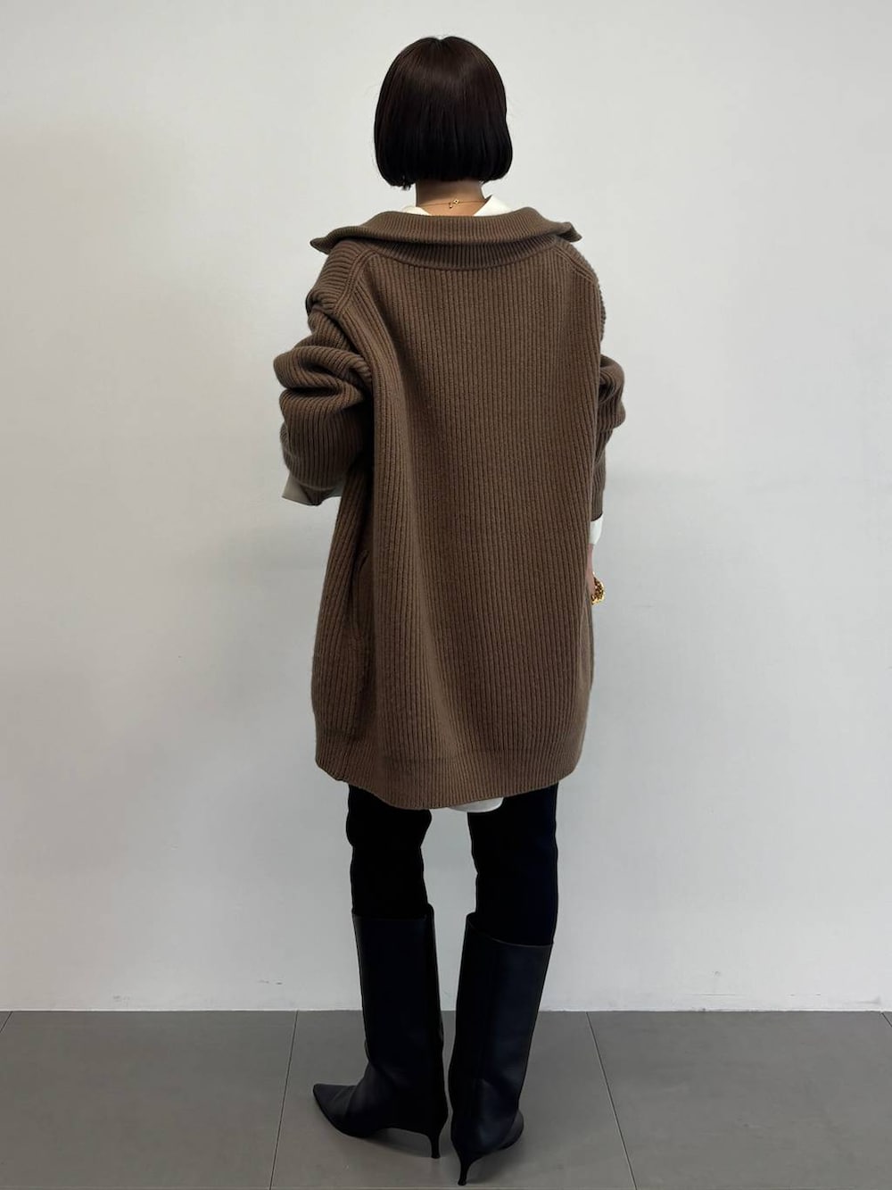 イエロー系のブルゾン、ホワイト系のシャツ/ブラウス、ブラック系のその他パンツを着用したレディースの秋コーディネートの3枚目の写真