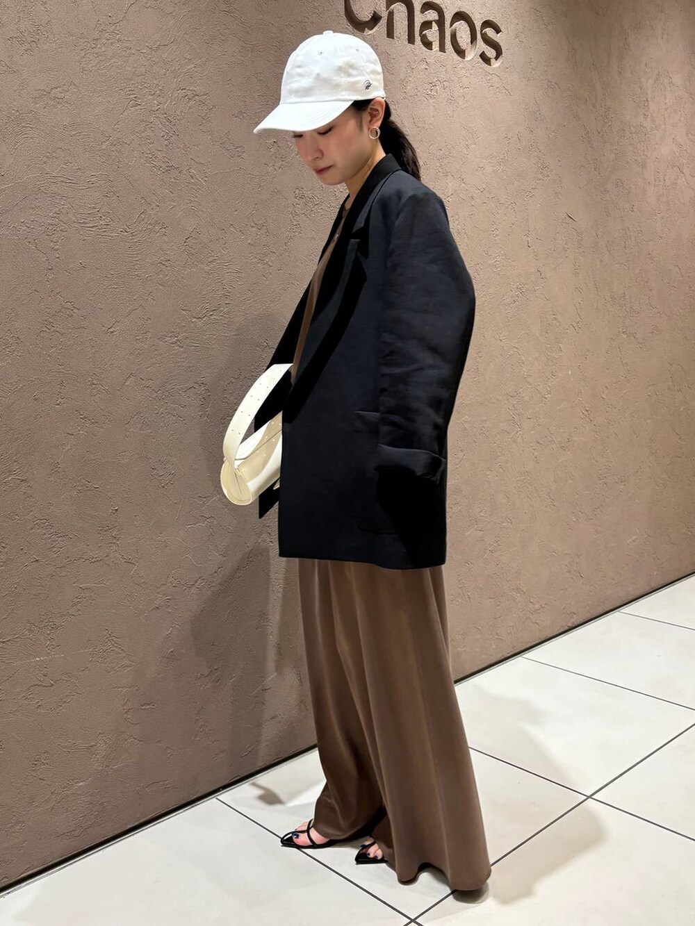 ブラウン系のその他パンツ、ブラウン系のTシャツ/カットソー、ブラック系のテーラードジャケットを着用したレディースの夏コーディネートの2枚目の写真