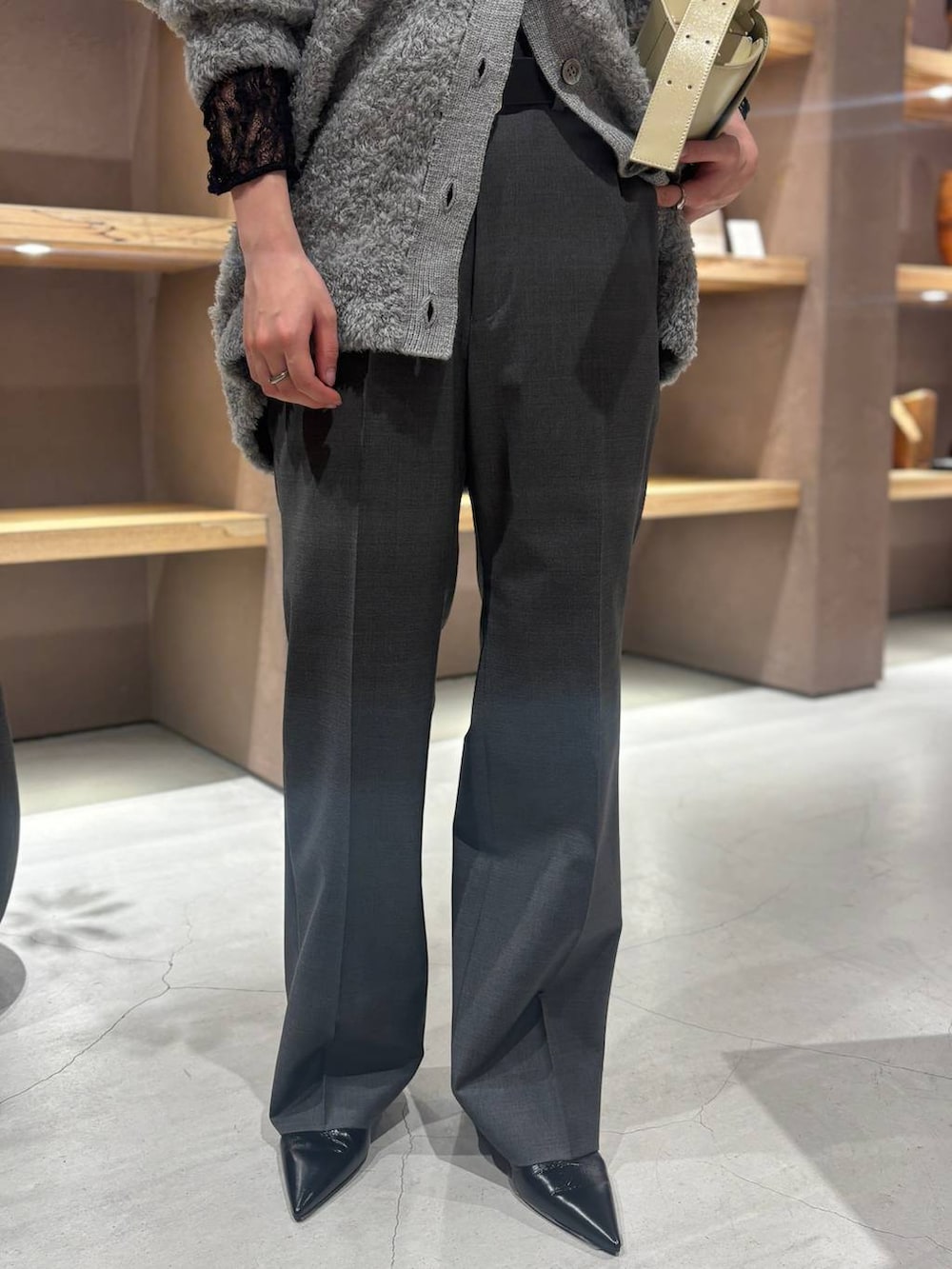 グレー系のカーディガン/ボレロ、ブラック系のTシャツ/カットソー、グレー系のスラックスを着用したレディースの秋コーディネートの8枚目の写真