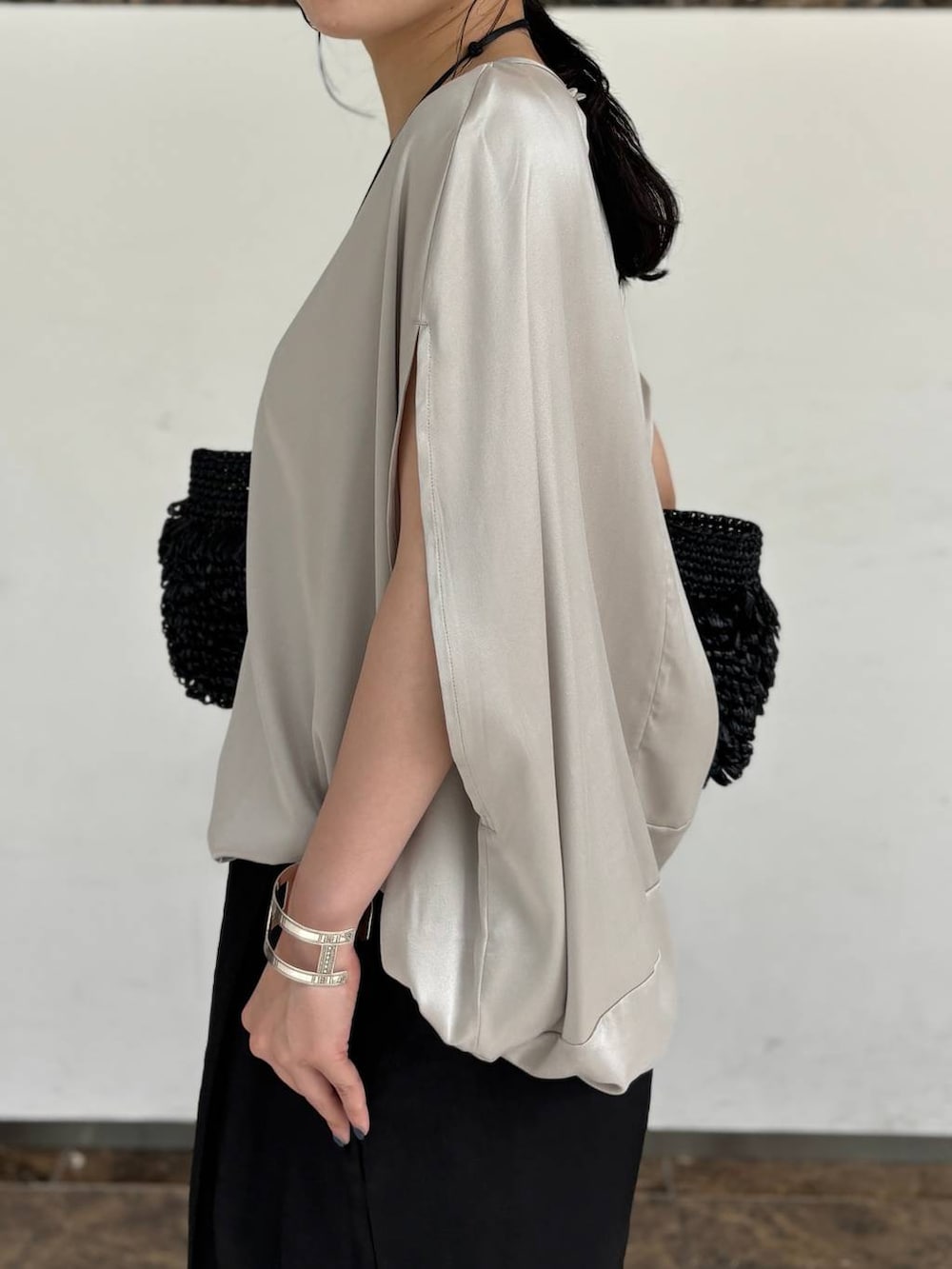グレー系のシャツ/ブラウス、ブラック系のその他パンツ、グレー系のネックレスを着用したレディースの夏コーディネートの7枚目の写真