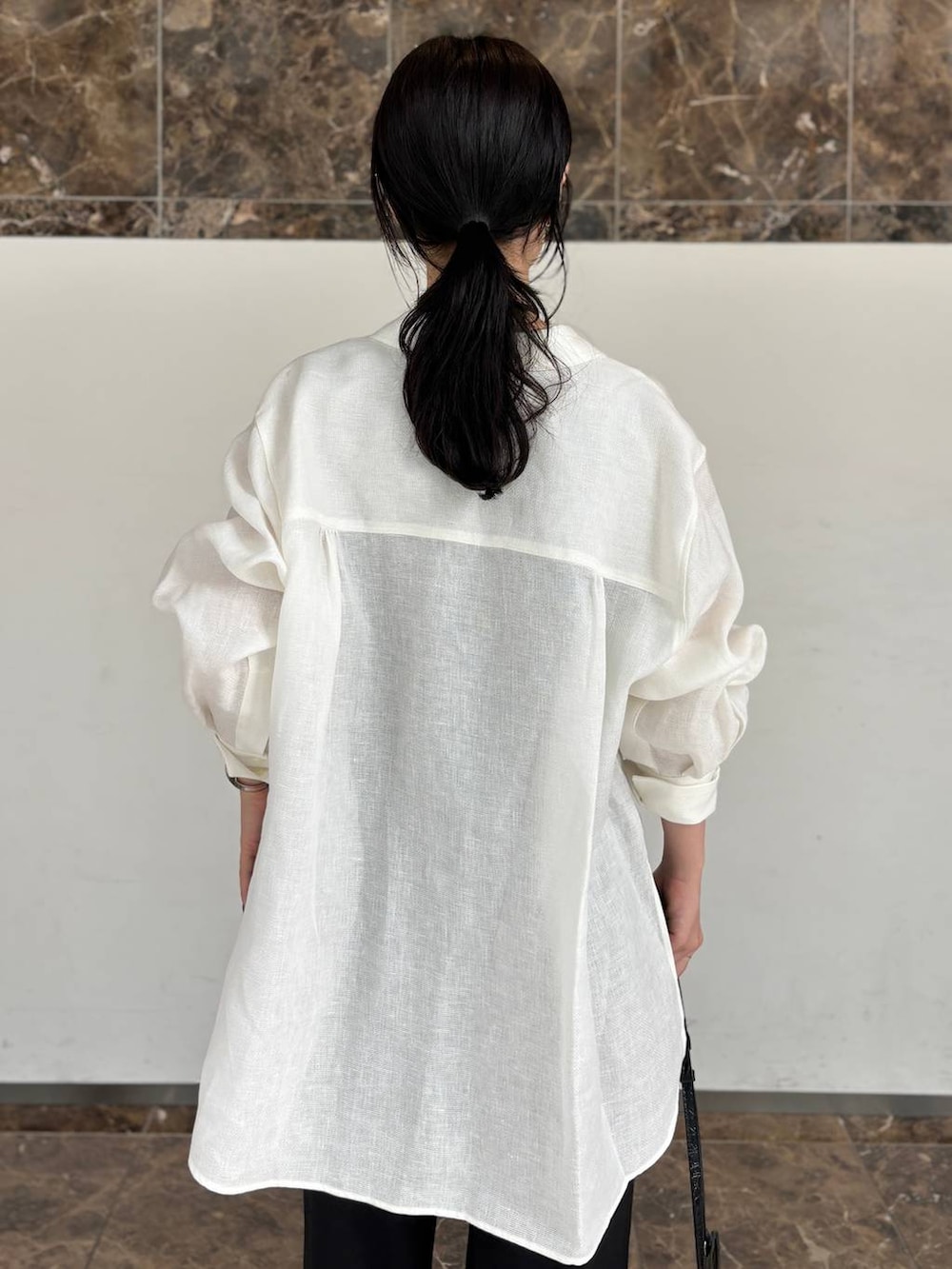 ブラック系のその他パンツ、ブラック系のシャツ/ブラウス、ホワイト系のシャツ/ブラウスを着用したレディースの夏コーディネートの6枚目の写真