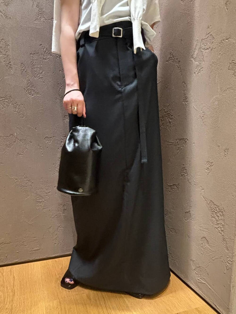 ホワイト系のTシャツ/カットソー、ホワイト系のカーディガン/ボレロ、グレー系のスカートを着用したレディースの夏コーディネートの7枚目の写真