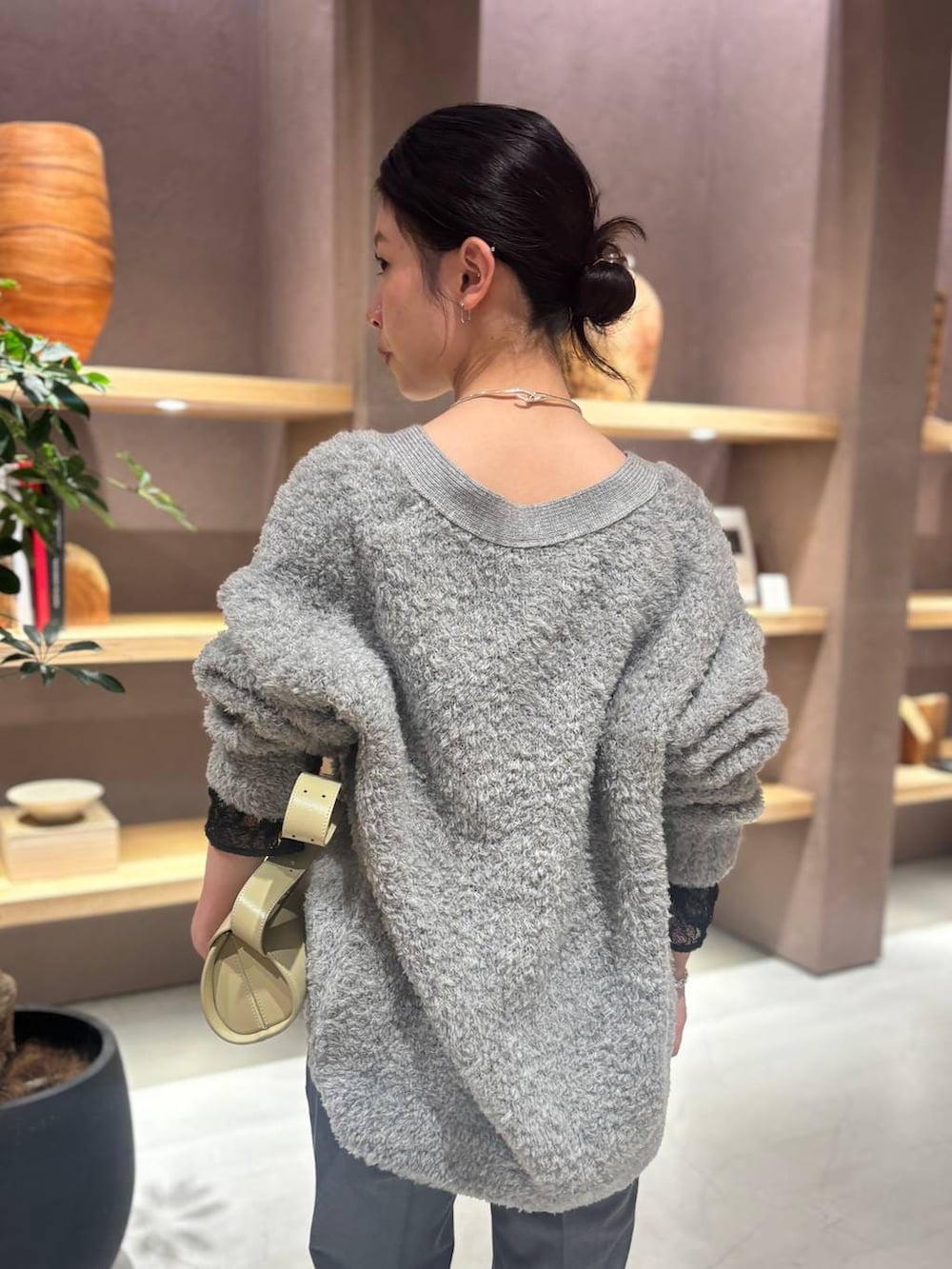 グレー系のカーディガン/ボレロ、ブラック系のTシャツ/カットソー、グレー系のスラックスを着用したレディースの秋コーディネートの7枚目の写真