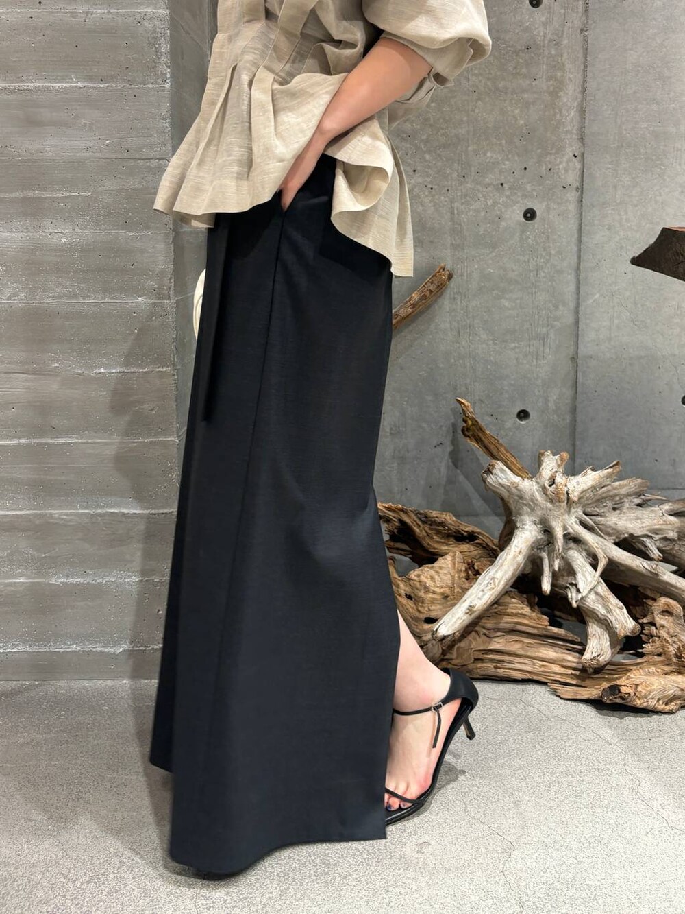 ベージュ系のシャツ/ブラウス、グレー系のスカートを着用したレディースの夏コーディネートの7枚目の写真