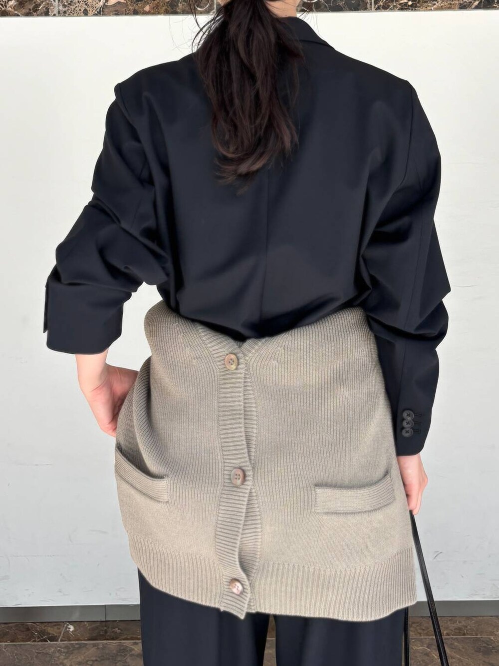 グレー系のカーディガン/ボレロ、ブラック系のつなぎ/オールインワンを着用したレディースの夏コーディネートの7枚目の写真