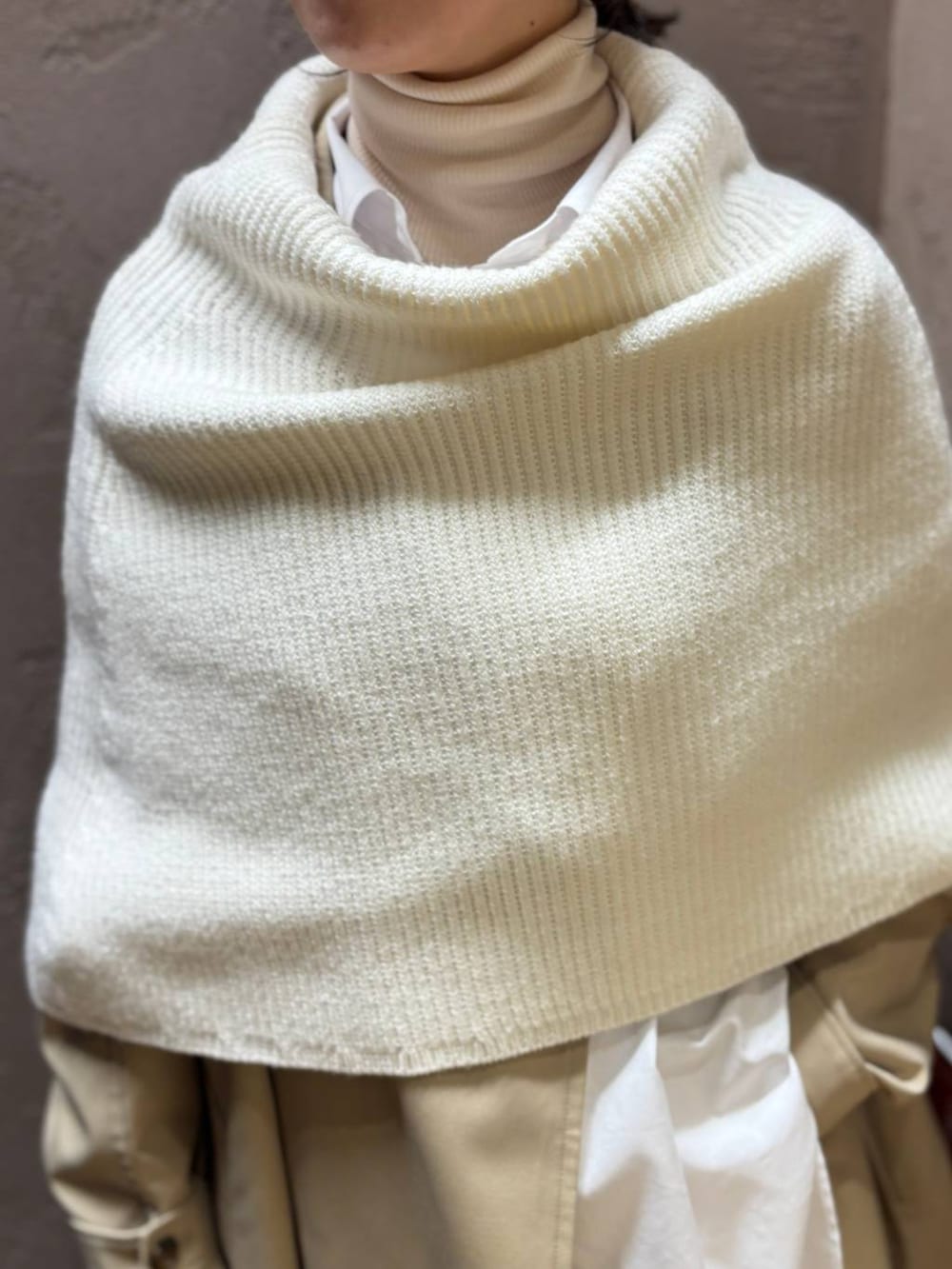 ホワイト系のその他パンツ、ベージュ系のトレンチコート、ホワイト系のストール/ショールを着用したレディースの秋コーディネートの5枚目の写真