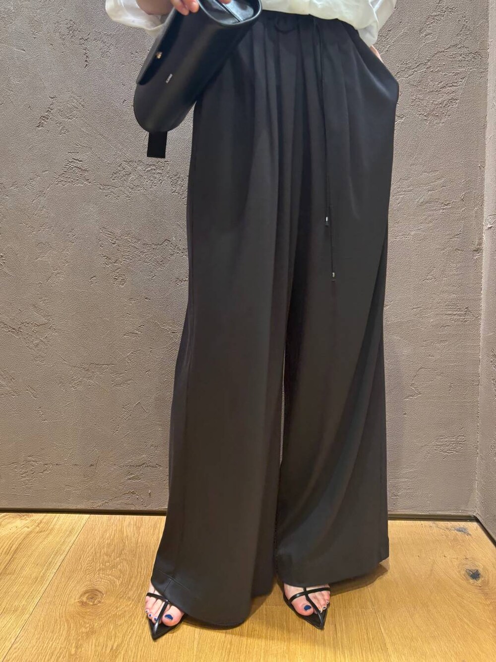 グレー系のその他パンツ、ホワイト系のシャツ/ブラウスを着用したレディースの春コーディネートの7枚目の写真