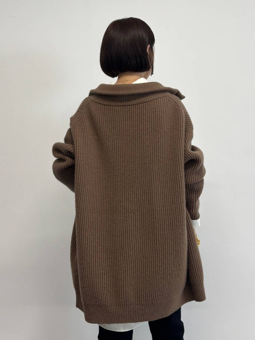 イエロー系のブルゾン、ホワイト系のシャツ/ブラウス、ブラック系のその他パンツを着用したレディースの秋コーディネートの6枚目の写真