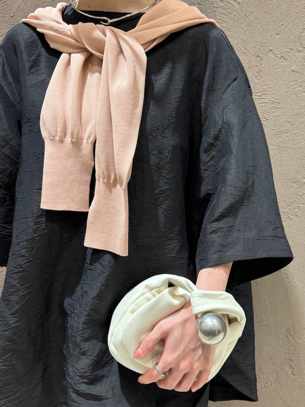 ピンク系のカーディガン/ボレロ、ブラック系のその他パンツ、ブラック系のシャツ/ブラウスを着用したレディースの夏コーディネートの5枚目の写真