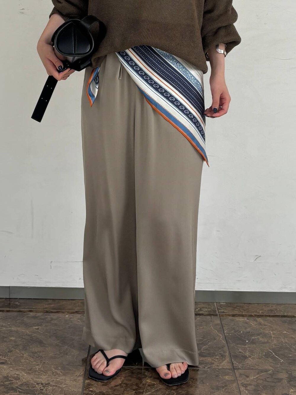 グレー系のその他パンツ、グレー系のネックレス、グレー系のバングル/リストバンドを着用したレディースの夏コーディネートの8枚目の写真
