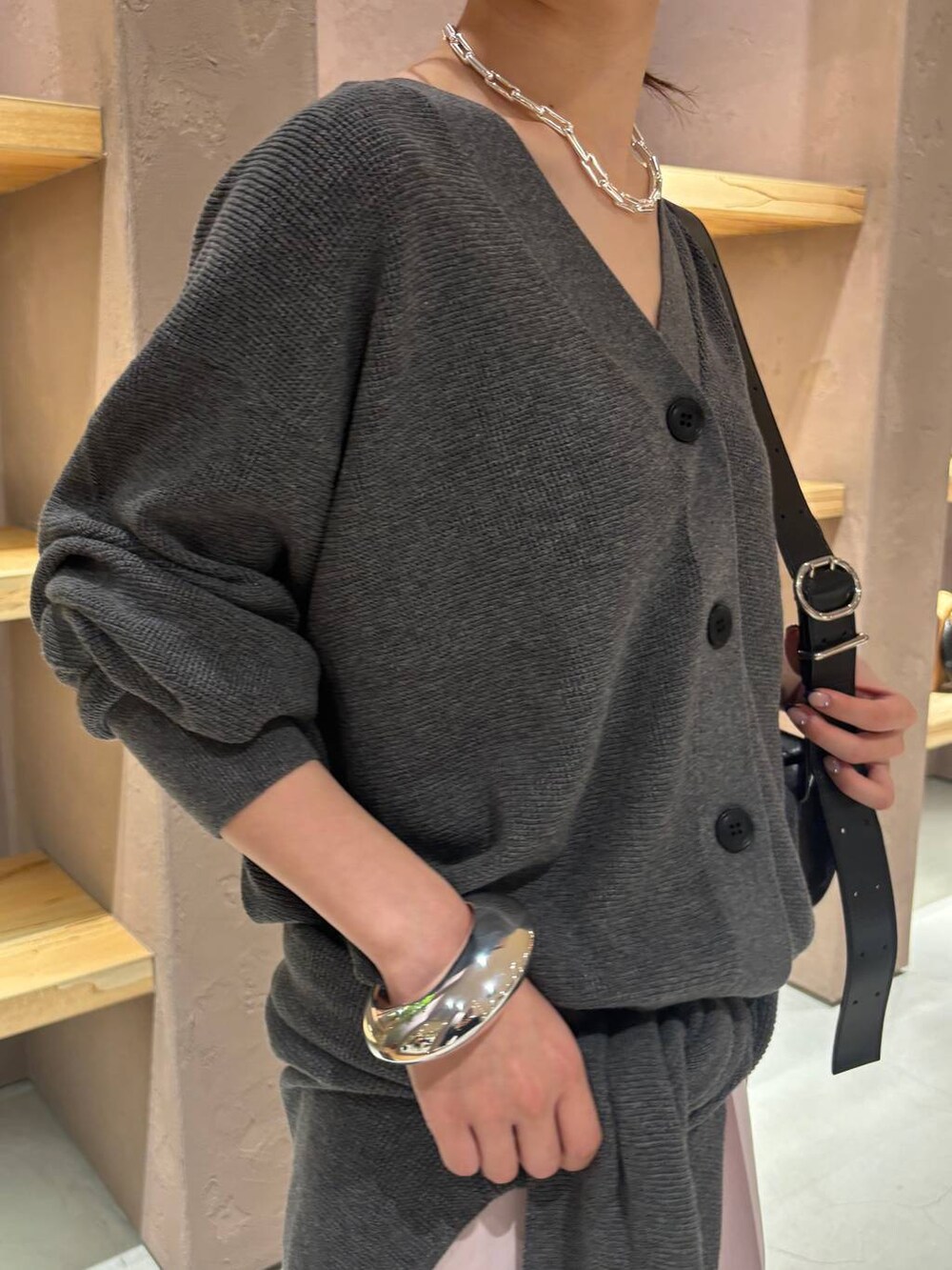 ピンク系のその他パンツ、グレー系のニット/セーター、グレー系のカーディガン/ボレロを着用したレディースの夏コーディネートの6枚目の写真