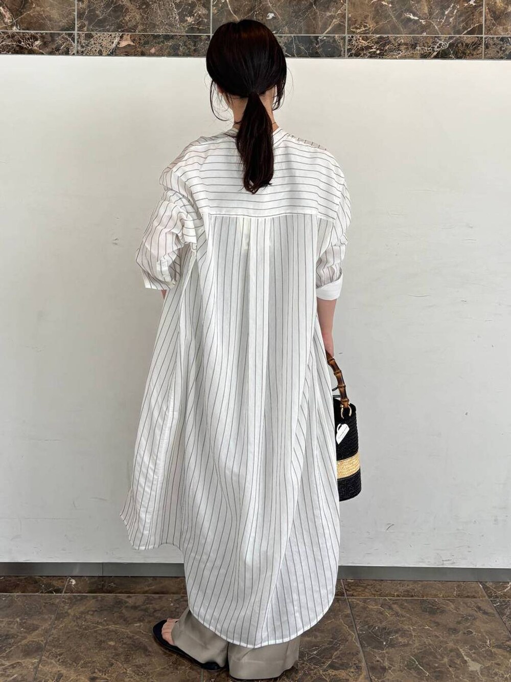 グレー系のその他パンツ、グレー系のシャツ/ブラウスを着用したレディースの夏コーディネートの3枚目の写真