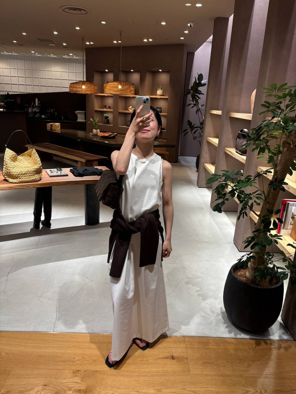 ブラウン系のカーディガン/ボレロを着用したレディースの夏コーディネートの6枚目の写真