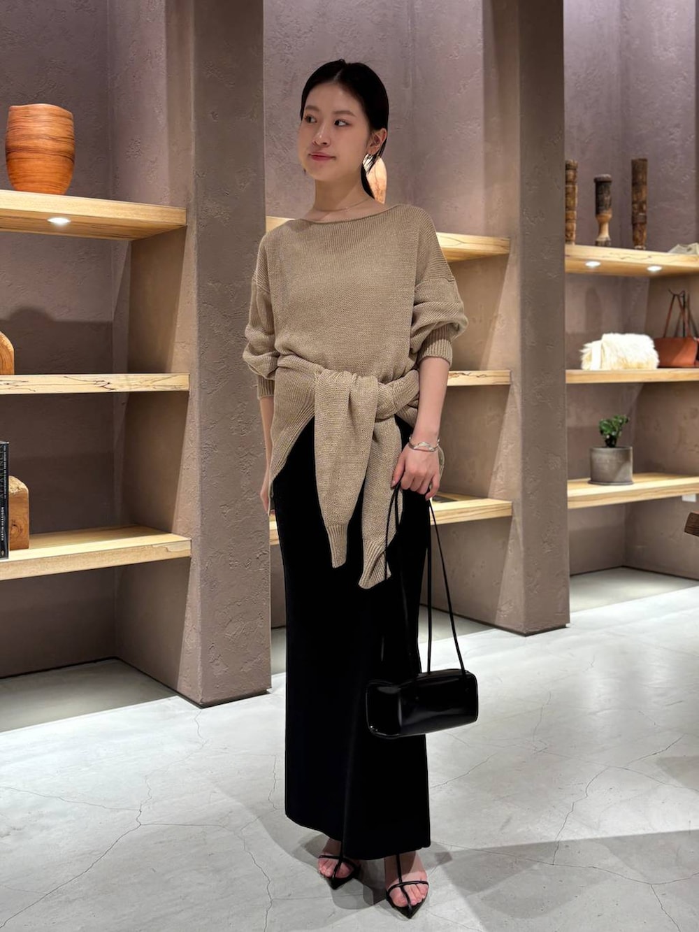 ベージュ系のニット/セーター、ベージュ系のカーディガン/ボレロを着用したレディースの春コーディネートの2枚目の写真