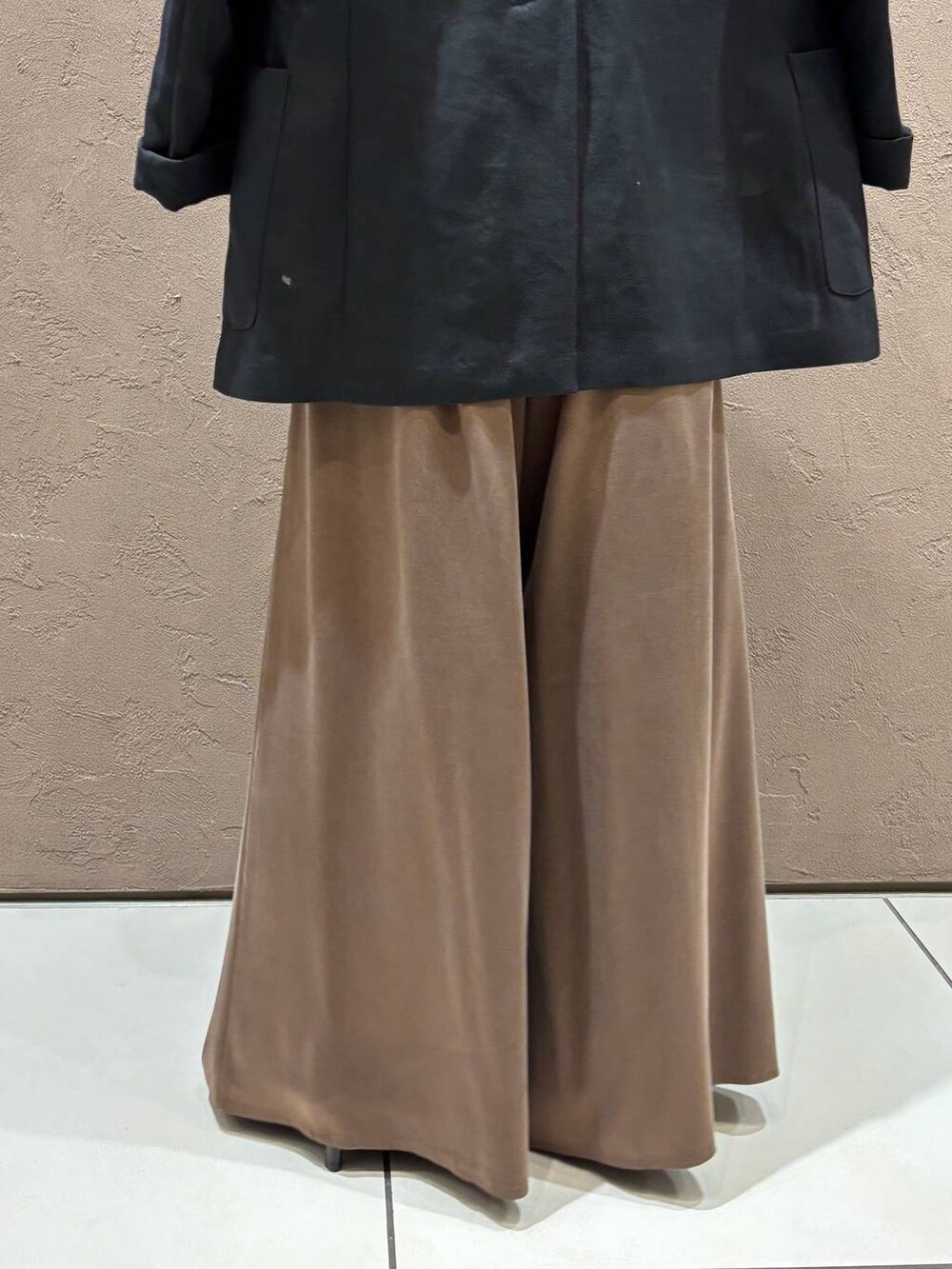 ブラウン系のその他パンツ、ブラウン系のTシャツ/カットソー、ブラック系のテーラードジャケットを着用したレディースの夏コーディネートの7枚目の写真
