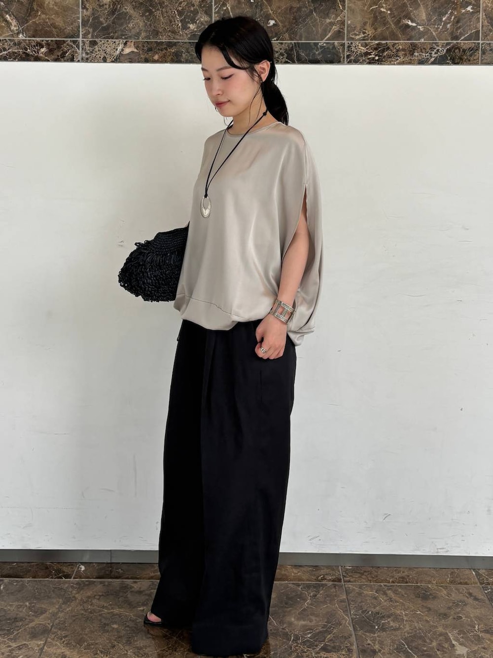 グレー系のシャツ/ブラウス、ブラック系のその他パンツ、グレー系のネックレスを着用したレディースの夏コーディネートの3枚目の写真