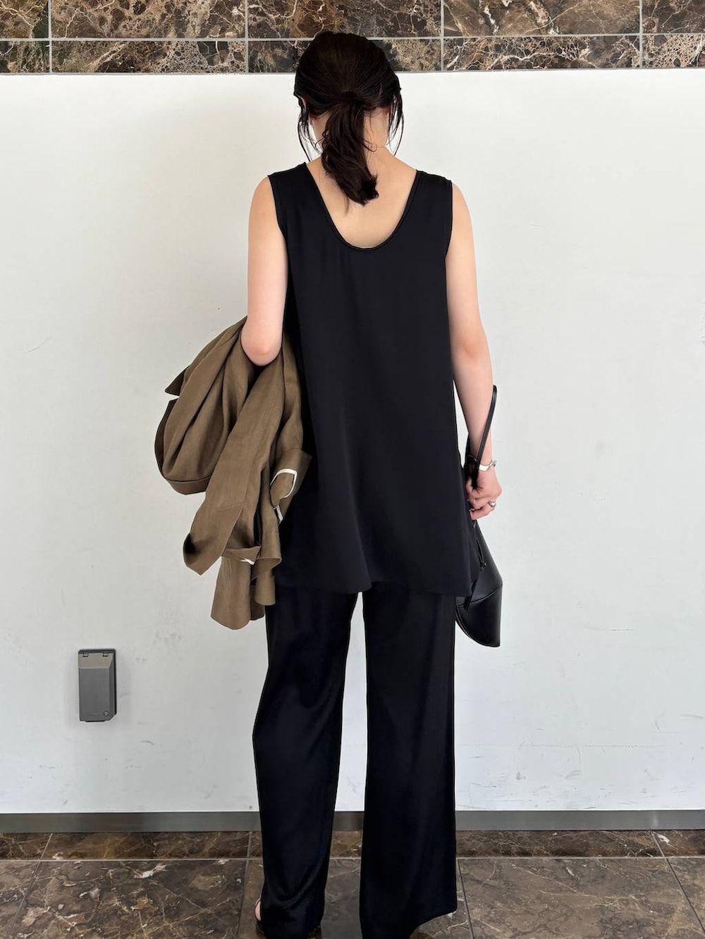 ブラック系のその他パンツ、ブラック系のシャツ/ブラウス、グリーン系のテーラードジャケットを着用したレディースの春コーディネートの9枚目の写真