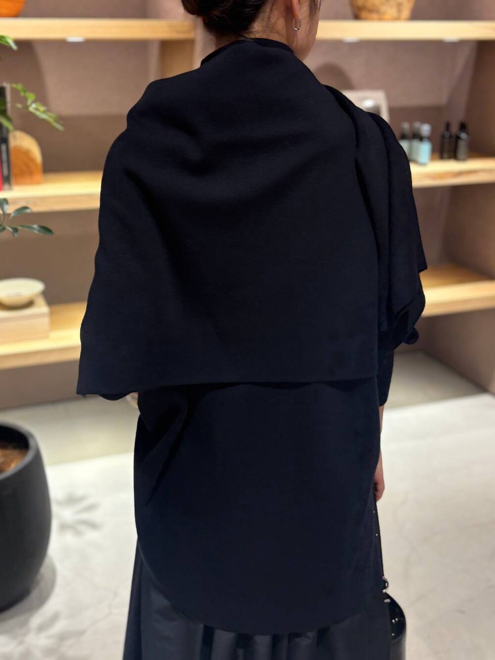 ブルー系のニット/セーター、ブルー系のニット/セーター、ブルー系のスカートを着用したレディースの秋コーディネートの7枚目の写真