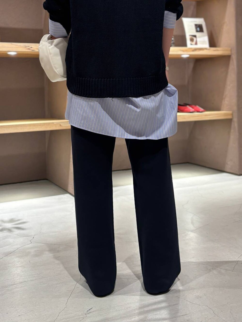 ブルー系のシャツ/ブラウス、ブルー系のカーディガン/ボレロ、ブルー系のその他パンツを着用したレディースの冬コーディネートの6枚目の写真