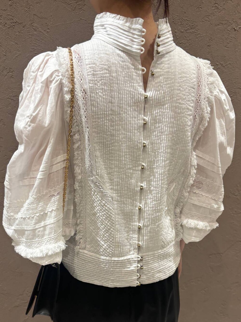 ホワイト系のシャツ/ブラウスを着用したレディースの春コーディネートの5枚目の写真