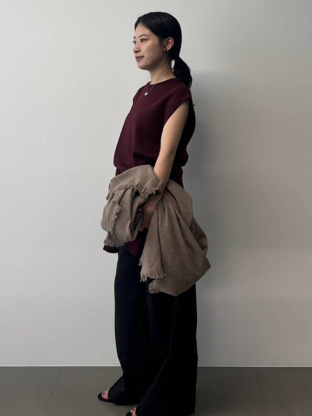 レッド系のニット/セーター、レッド系のカーディガン/ボレロを着用したレディースの夏コーディネートの2枚目の写真