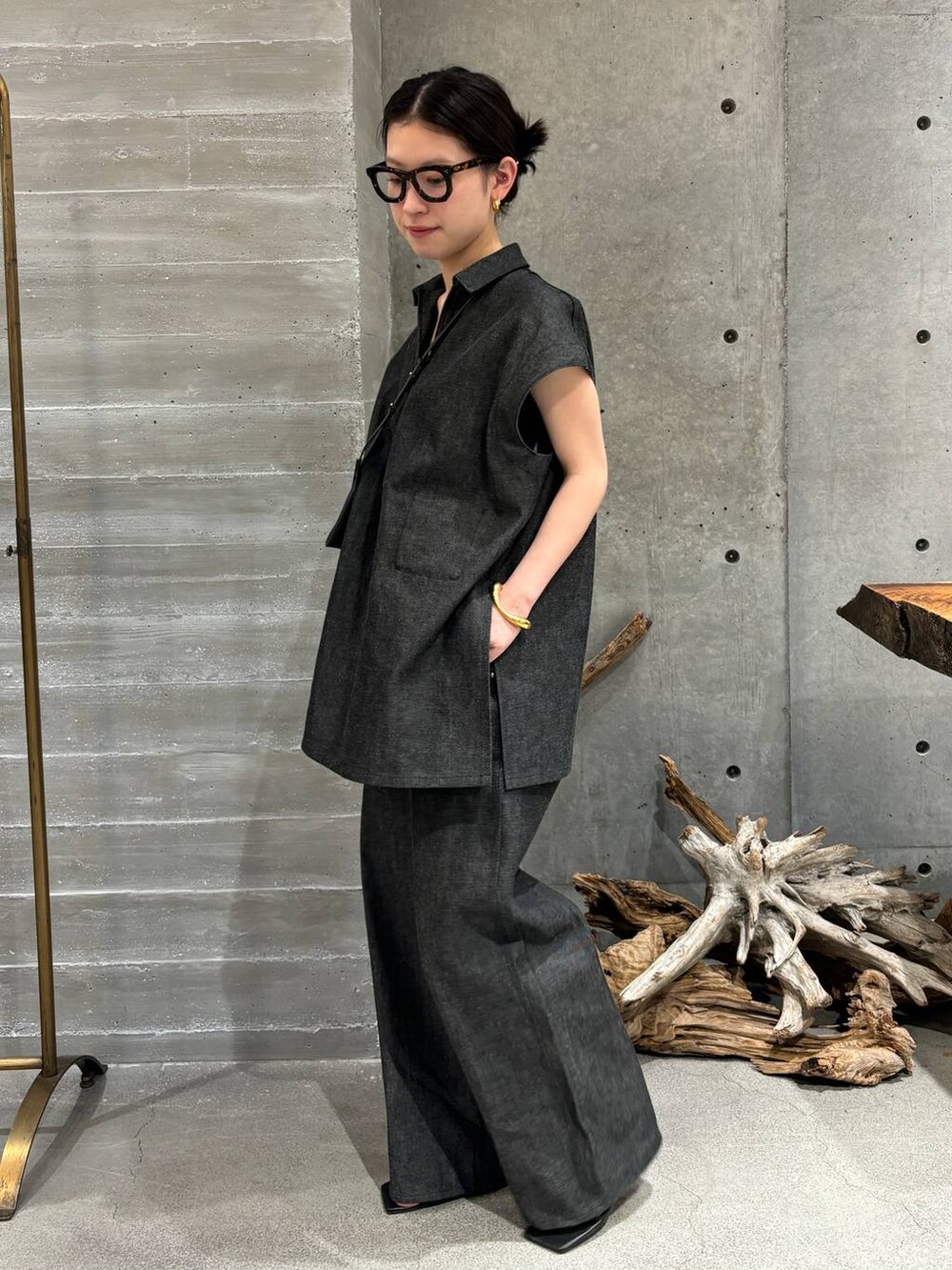 ブラック系のシャツ/ブラウス、ブラック系のデニムパンツを着用したレディースの夏コーディネートの3枚目の写真