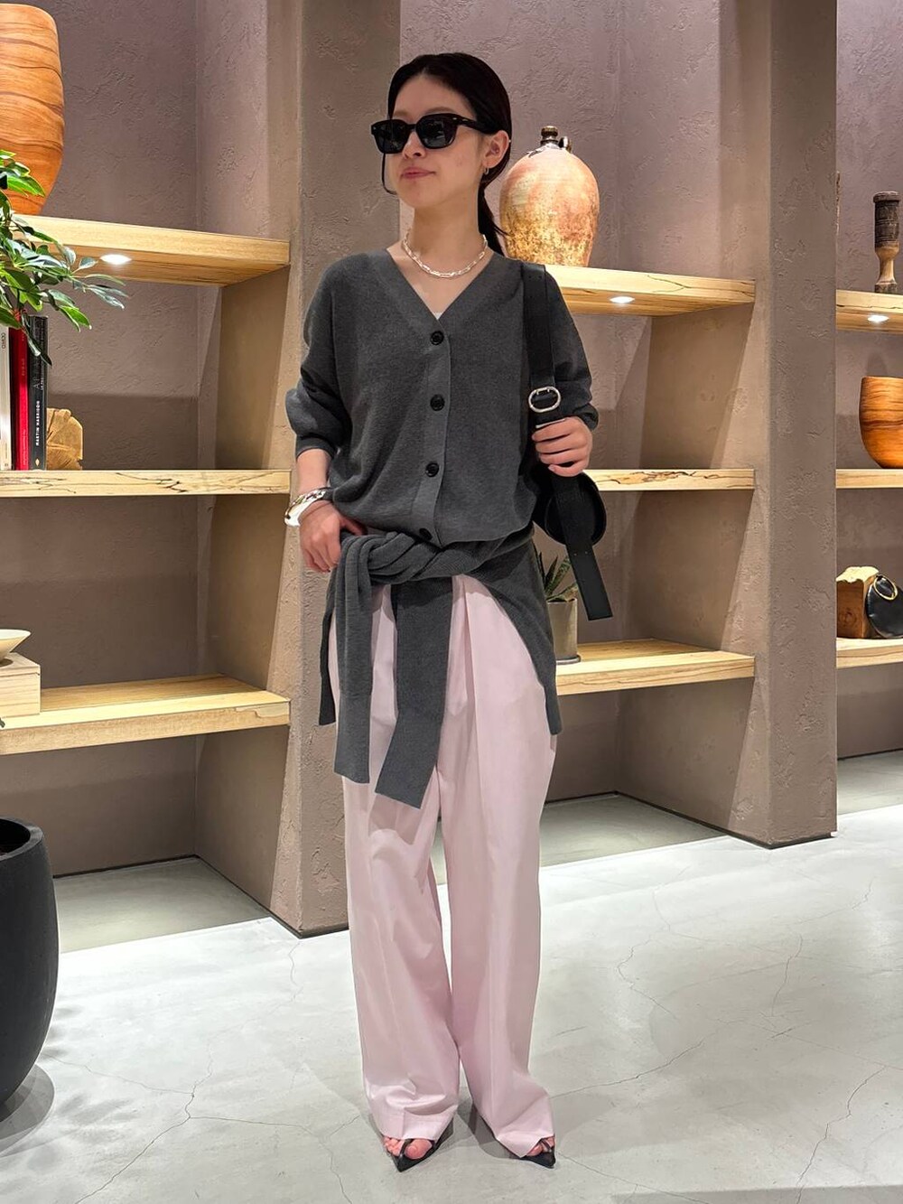 ピンク系のその他パンツ、グレー系のニット/セーター、グレー系のカーディガン/ボレロを着用したレディースの夏コーディネートの4枚目の写真