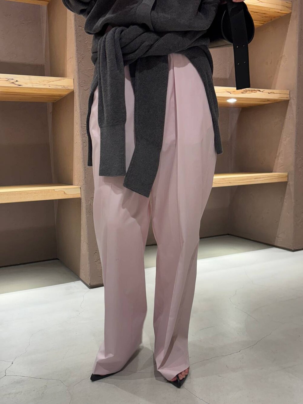 ピンク系のその他パンツ、グレー系のニット/セーター、グレー系のカーディガン/ボレロを着用したレディースの夏コーディネートの7枚目の写真