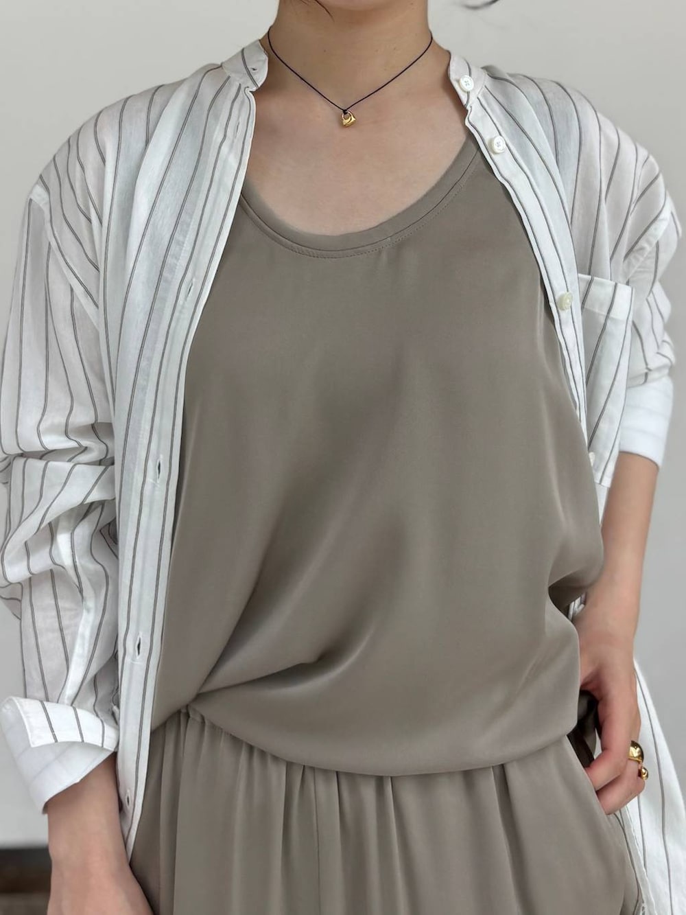 グレー系のその他パンツ、グレー系のシャツ/ブラウスを着用したレディースの夏コーディネートの4枚目の写真