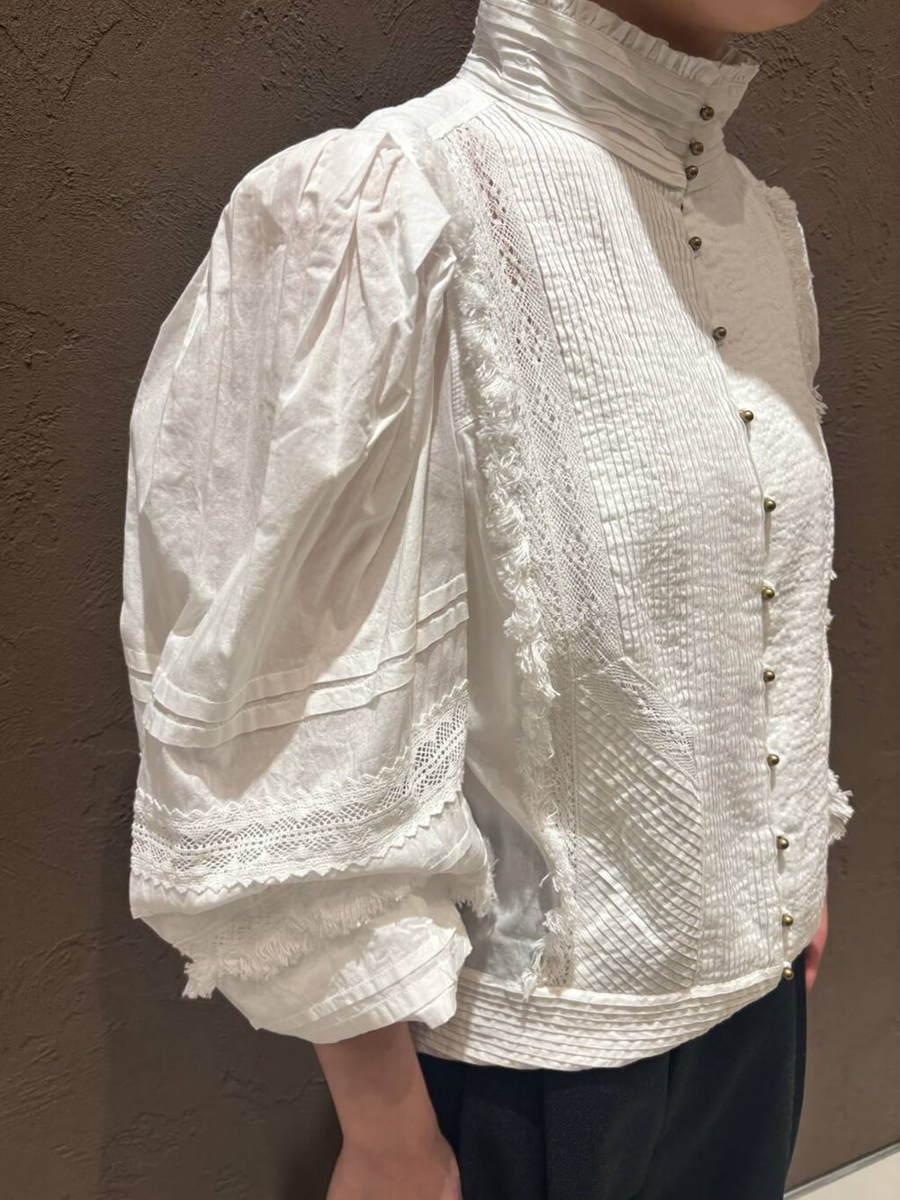 グレー系のスラックス、ホワイト系のシャツ/ブラウスを着用したレディースの春コーディネートの6枚目の写真