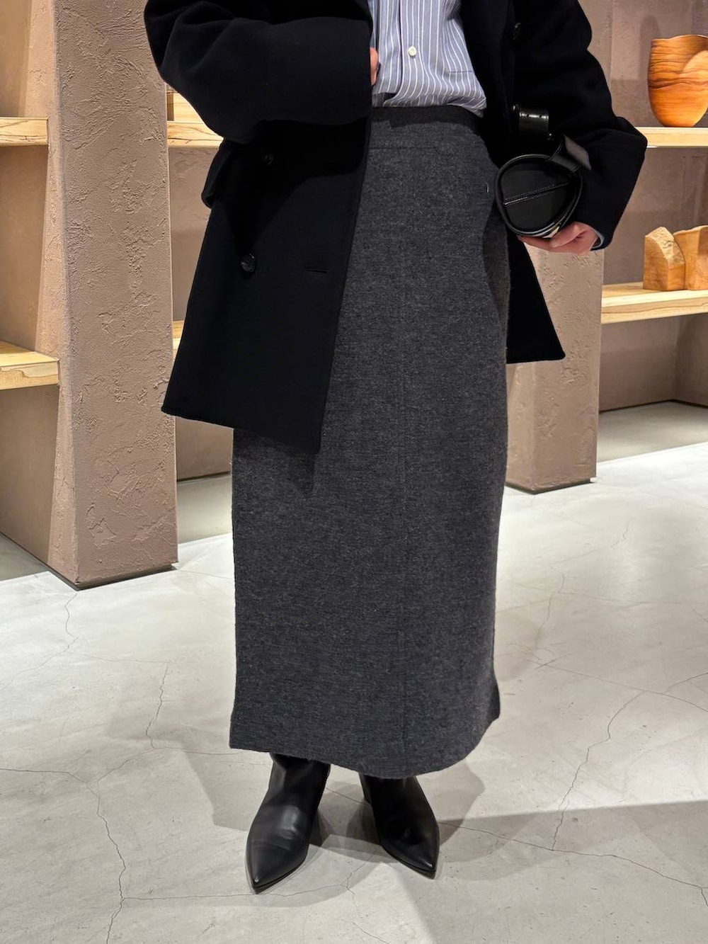 ブルー系のニット/セーター、ブルー系のシャツ/ブラウス、ブルー系のピーコートを着用したレディースの秋コーディネートの8枚目の写真