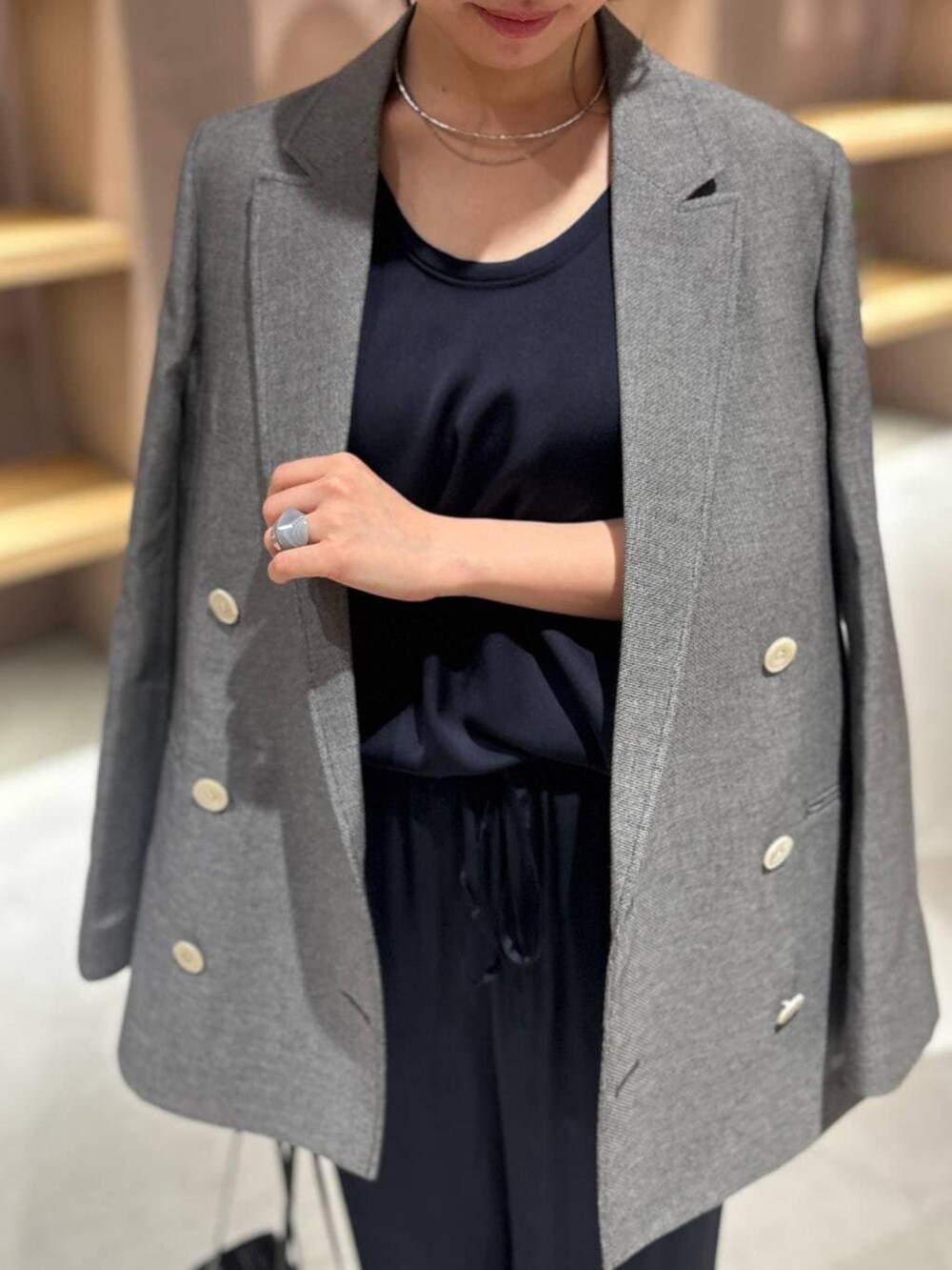 ブルー系のその他パンツ、ブルー系のシャツ/ブラウス、ホワイト系のテーラードジャケットを着用したレディースの春コーディネートの4枚目の写真