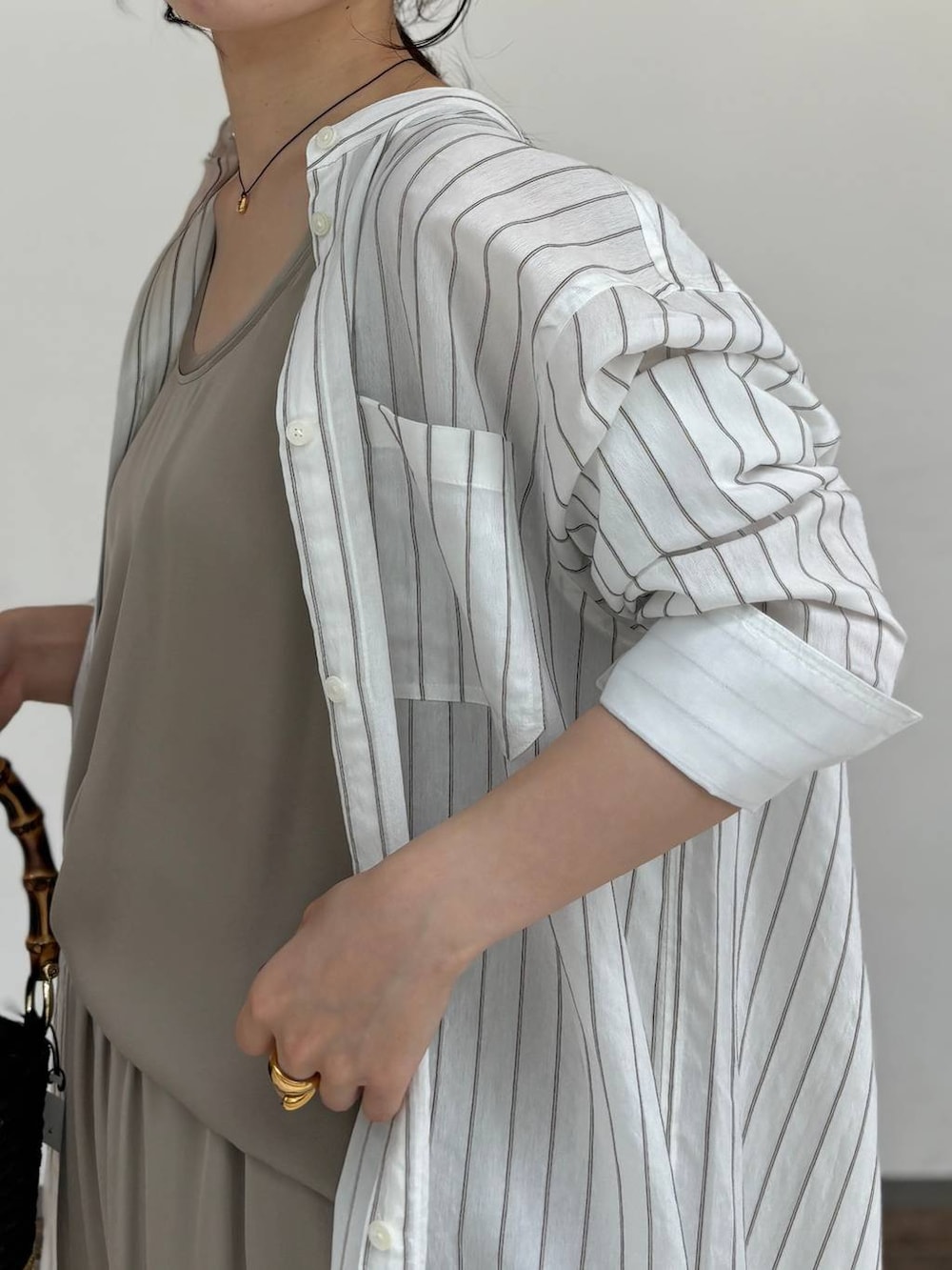 グレー系のその他パンツ、グレー系のシャツ/ブラウスを着用したレディースの夏コーディネートの5枚目の写真
