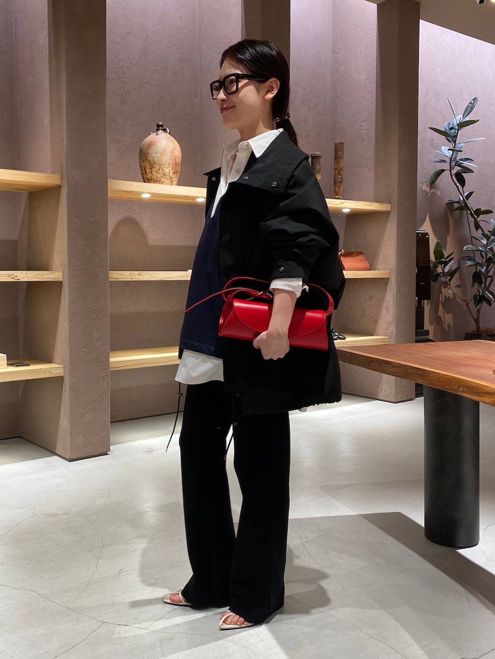 ホワイト系のシャツ/ブラウス、ブラック系のその他パンツ、ブラック系のブルゾンを着用したレディースの冬コーディネートの2枚目の写真