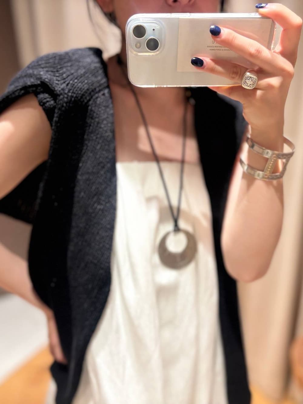 ホワイト系のその他パンツ、ホワイト系のスカート、ブラック系のニット/セーターを着用したレディースの夏コーディネートの4枚目の写真