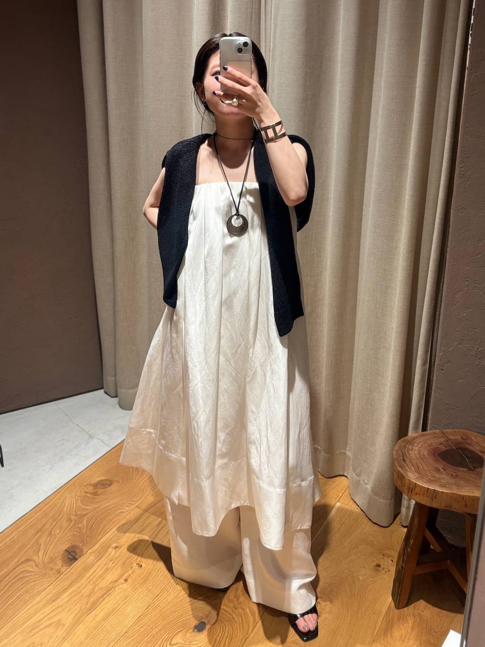 ホワイト系のその他パンツ、ホワイト系のスカート、ブラック系のニット/セーターを着用したレディースの夏コーディネートの5枚目の写真