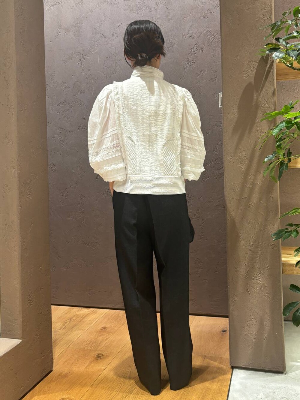 グレー系のスラックス、ホワイト系のシャツ/ブラウスを着用したレディースの春コーディネートの4枚目の写真