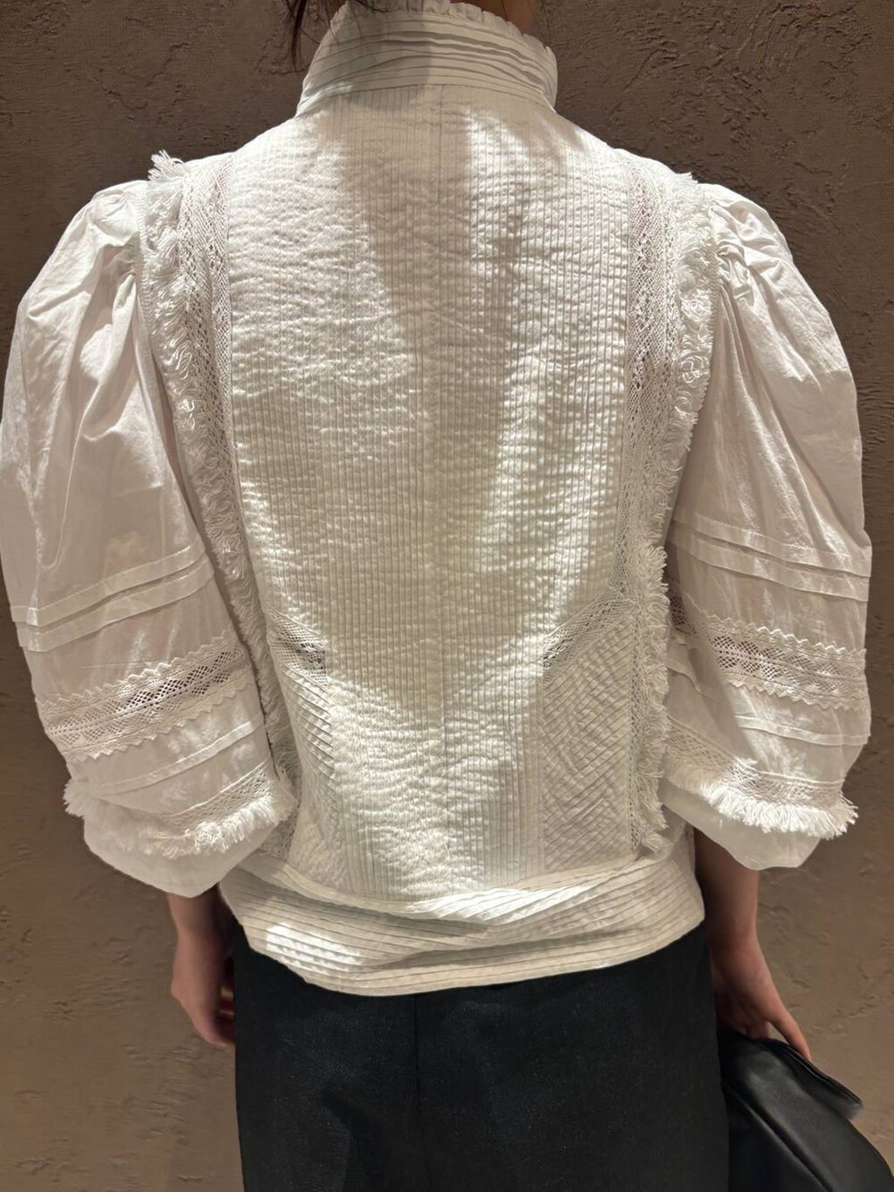 グレー系のスラックス、ホワイト系のシャツ/ブラウスを着用したレディースの春コーディネートの8枚目の写真