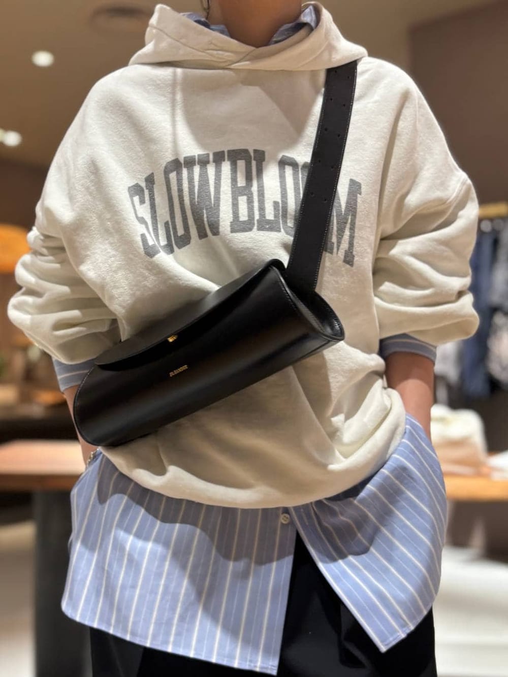 その他のシャツ/ブラウス、ホワイト系のスウェットを着用したレディースの冬コーディネートの4枚目の写真