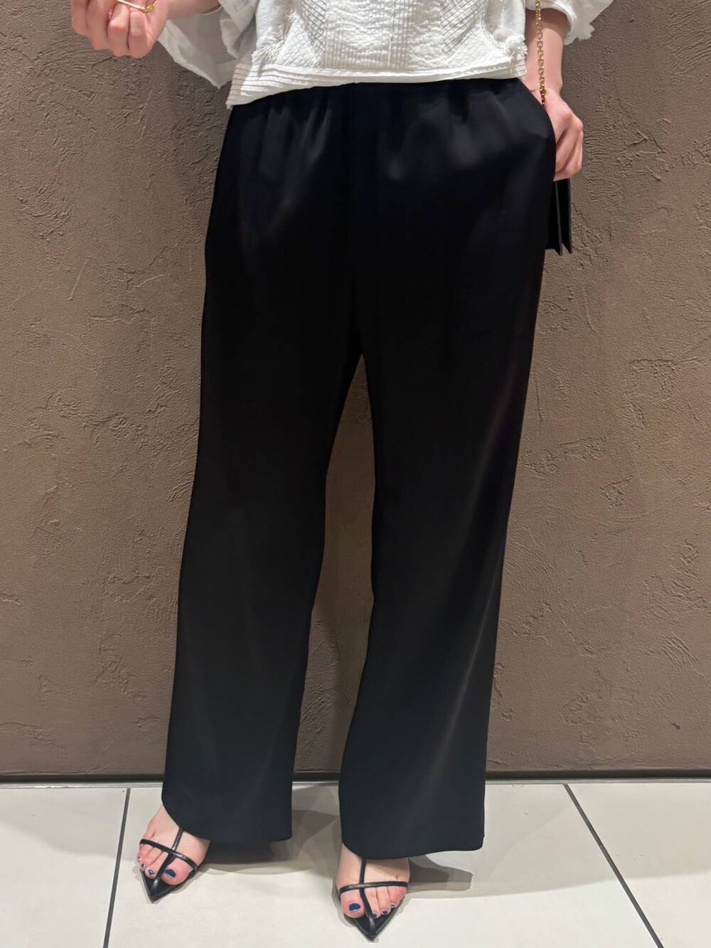 ホワイト系のシャツ/ブラウスを着用したレディースの春コーディネートの7枚目の写真