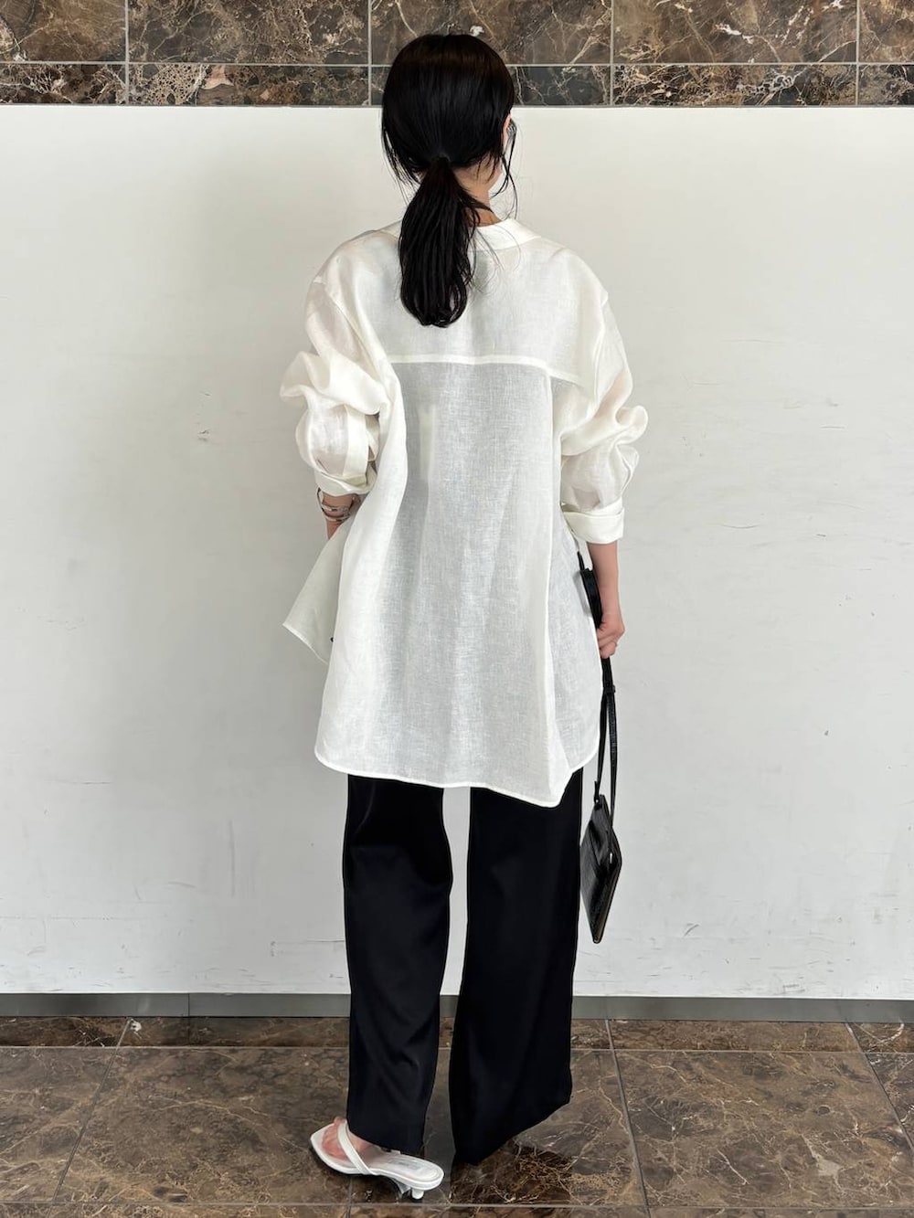 ブラック系のその他パンツ、ブラック系のシャツ/ブラウス、ホワイト系のシャツ/ブラウスを着用したレディースの夏コーディネートの3枚目の写真