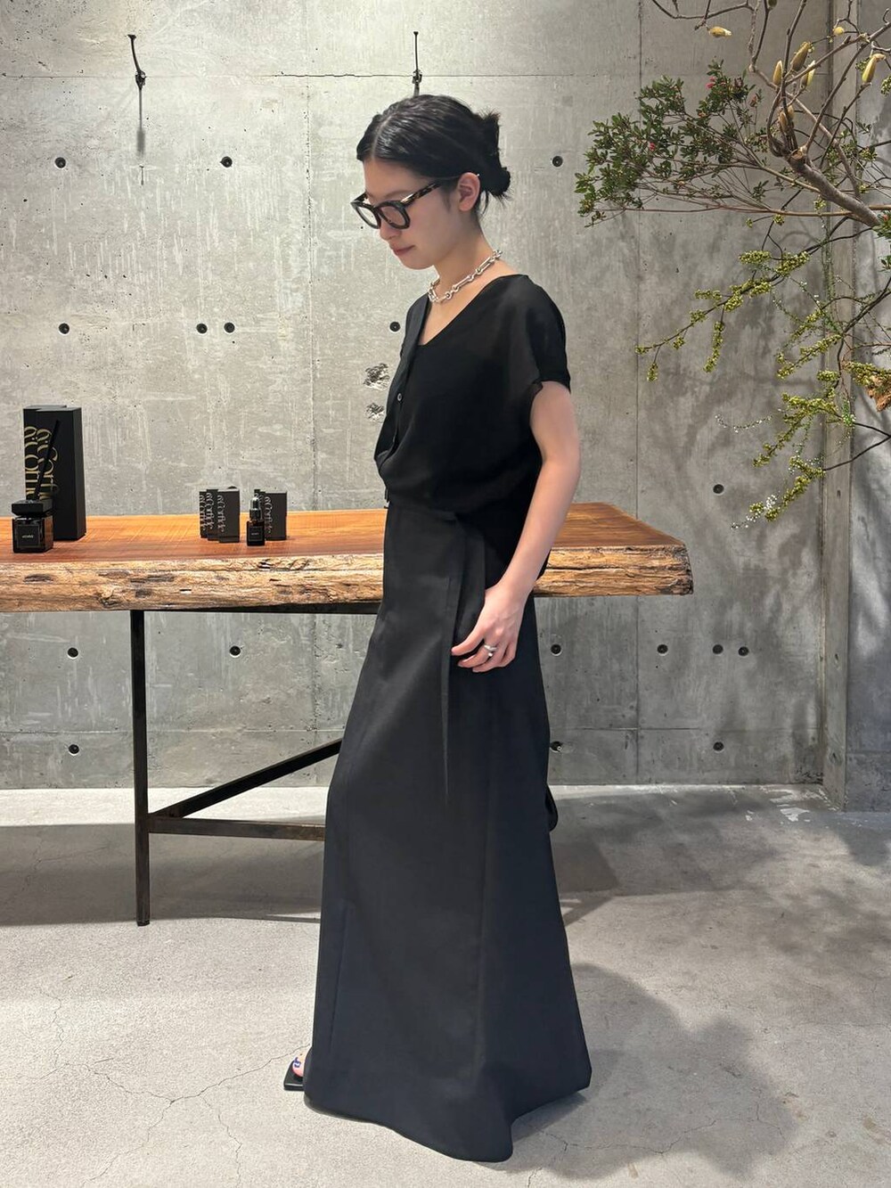 ブラック系のカーディガン/ボレロ、グレー系のスカートを着用したレディースの夏コーディネートの2枚目の写真