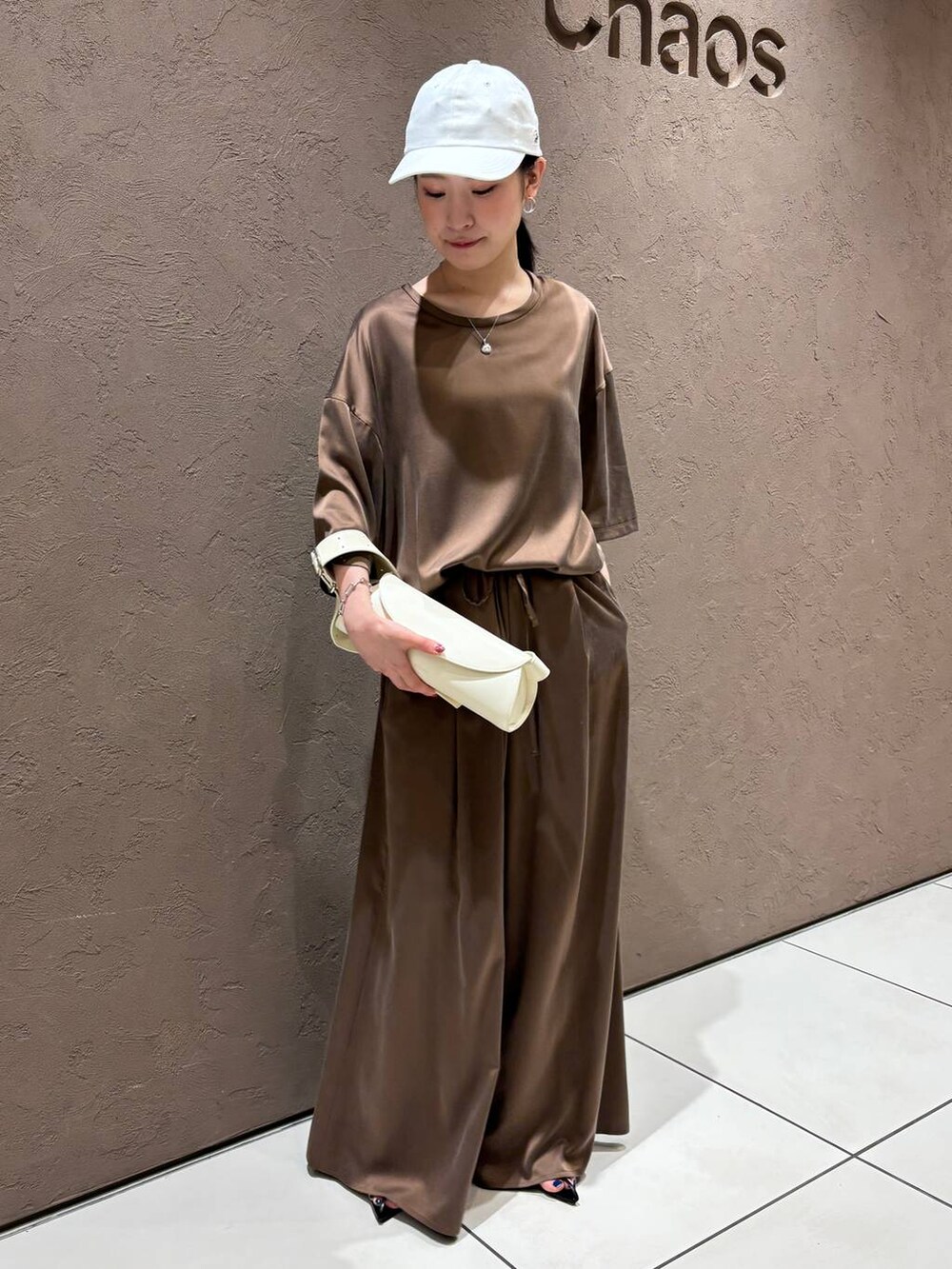 ブラウン系のその他パンツ、ブラウン系のTシャツ/カットソー、ブラック系のテーラードジャケットを着用したレディースの夏コーディネートの8枚目の写真